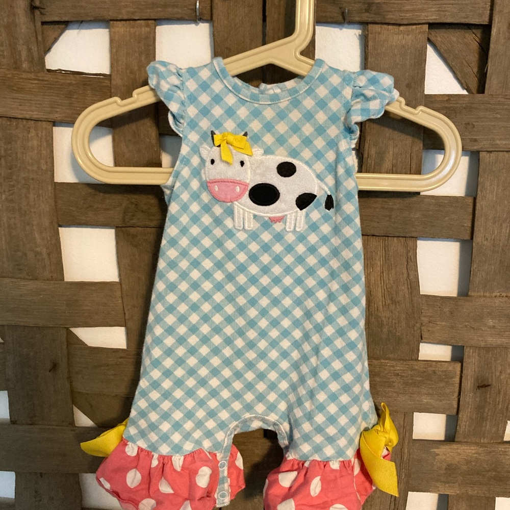 Boutique romper. Small pink stain on back. Pictured.0/3 Months